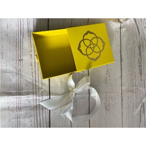 Kendra Scott gift box and bag set - Picture 6 of 11